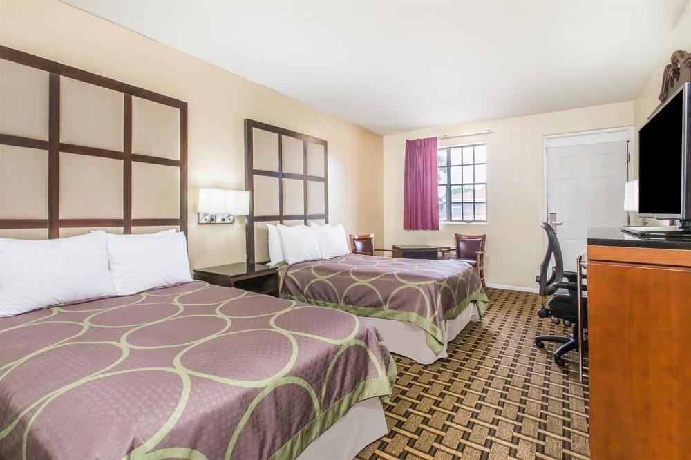Super 8 By Wyndham Lake City Exterior photo