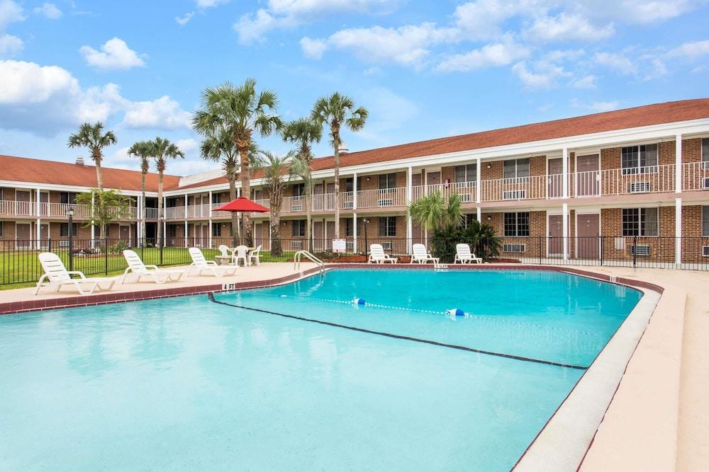 Super 8 By Wyndham Lake City Exterior photo