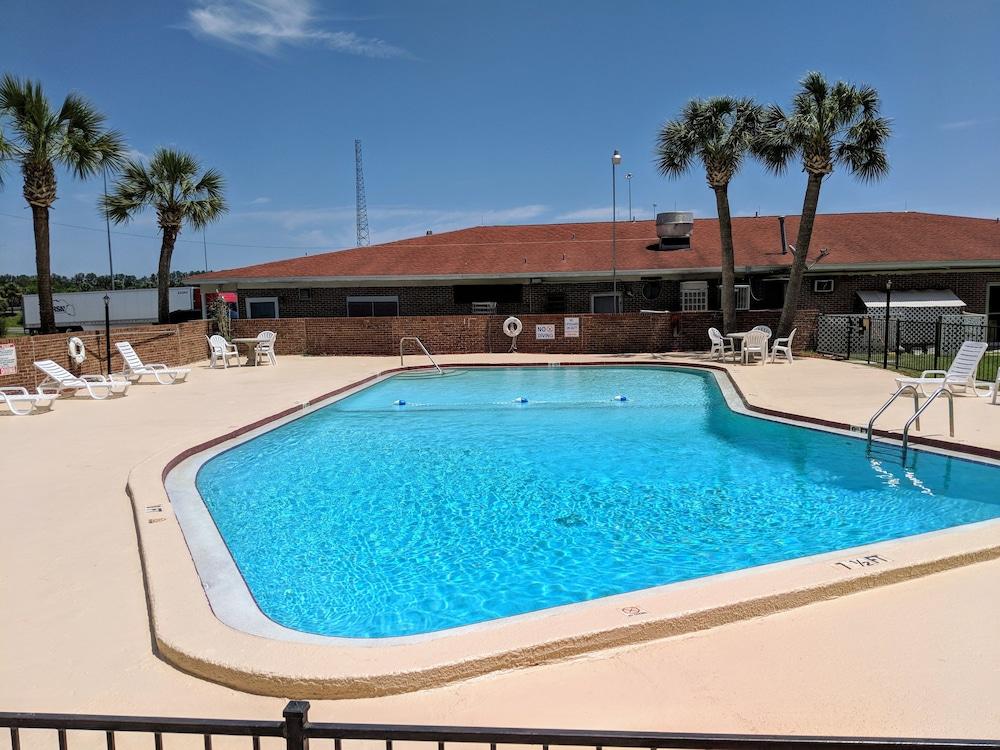 Super 8 By Wyndham Lake City Exterior photo