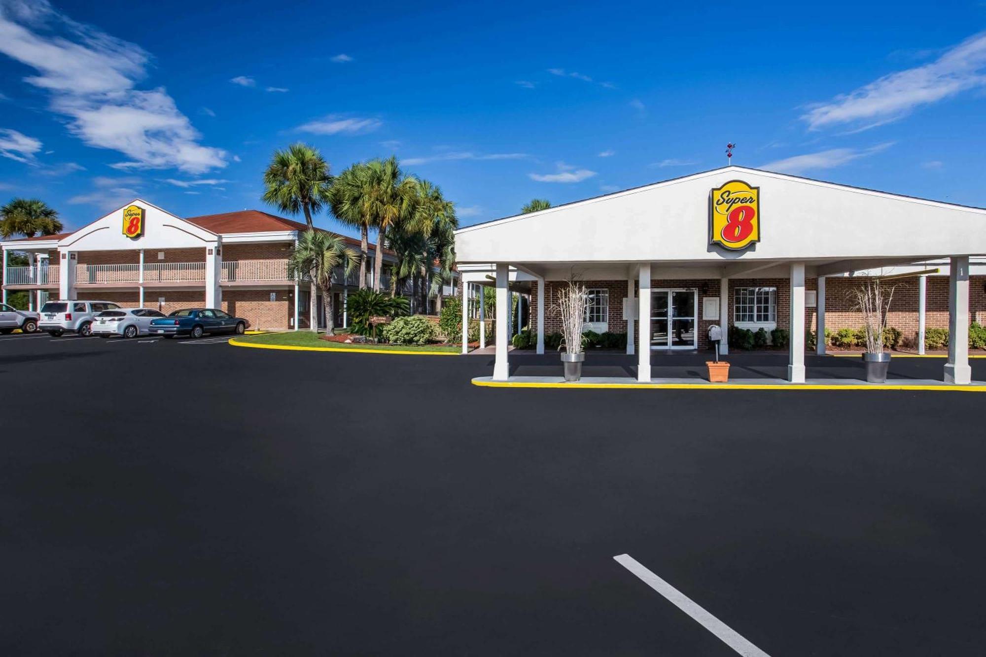 Super 8 By Wyndham Lake City Exterior photo