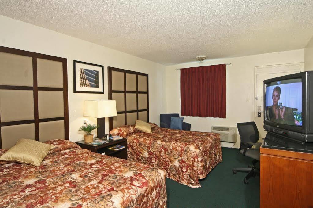 Super 8 By Wyndham Lake City Exterior photo