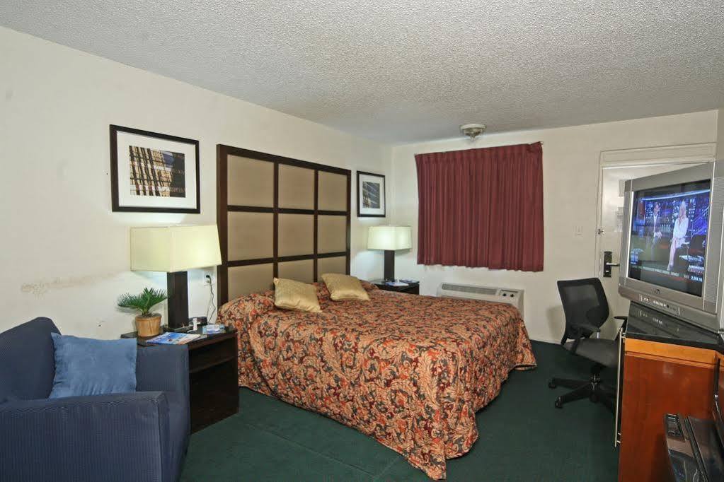 Super 8 By Wyndham Lake City Exterior photo