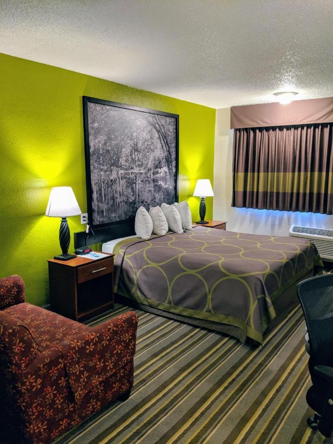 Super 8 By Wyndham Lake City Exterior photo